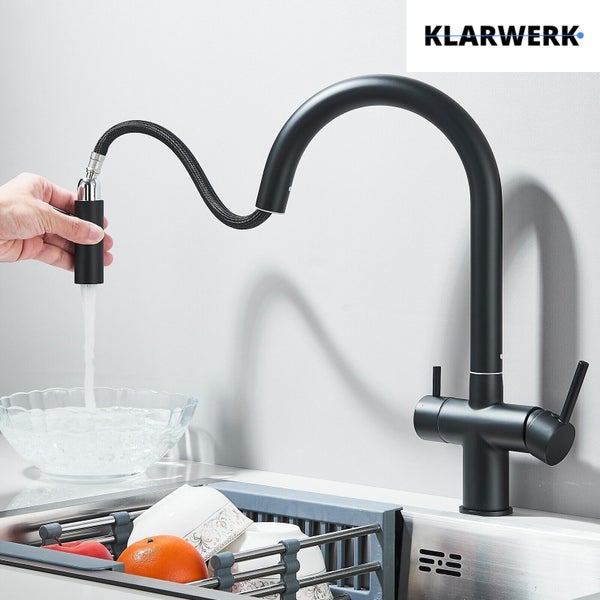 Klarwerk Küchenarmatur in Schwarz mit herausziehbarer Brause und Einhebelmischer, Wasser fließt aus der Handbrause in eine Schüssel.