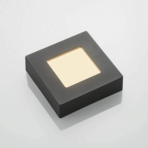 Quadratische LED Wandleuchte in Schwarz mit quadratischem Lichtauslass in der Mitte.