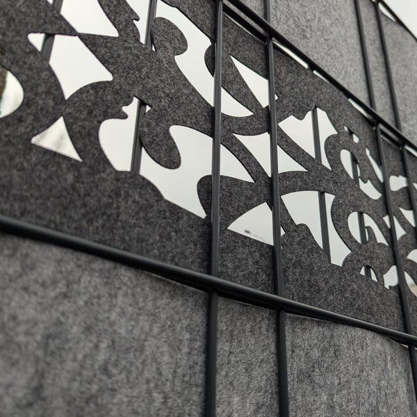 Dekorativer Sichtschutz aus Filz für einen Zaun