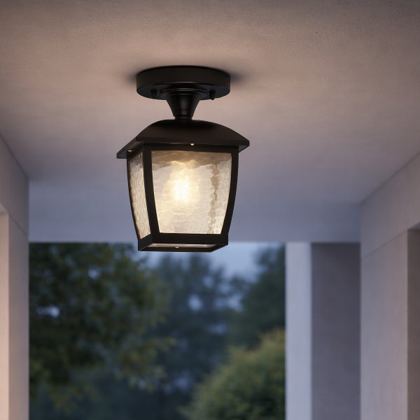 Moderne Außen Deckenleuchte in Laternenform mit strukturiertem Glas und Fassung für ein Leuchtmittel, montiert an einer überdachten Terrasse.