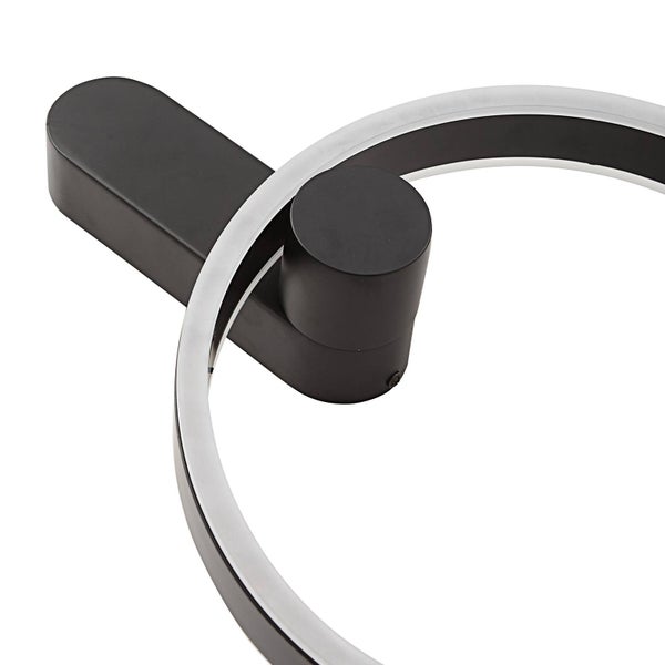 Moderne LED Wandleuchte mit schwarzem Gehäuse und kreisförmigem Leuchtelement mit silbernem Rand.