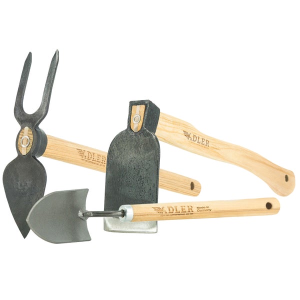 Set aus drei Adler Gartenwerkzeugen mit Holzstielen für die Gartenarbeit bestehend aus einer Gartenhacke einer Handschaufel und einem Grubber.