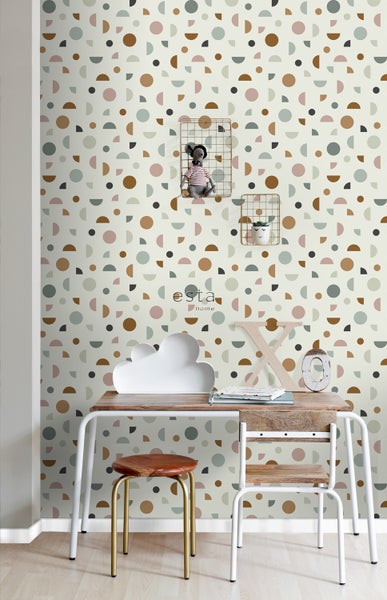Raumgestaltung mit geometrischer Tapete, Schreibtisch und Stuhl