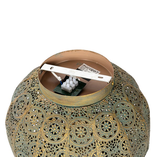 Detailansicht einer orientalischen Pendelleuchte mit filigranem Muster und Deckenbefestigung