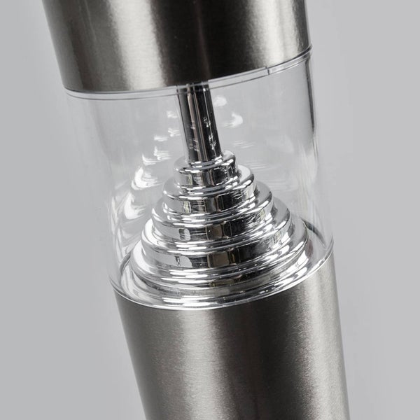 Detailansicht einer Solarleuchte mit transparentem Gehäuse und gestuftem Reflektor aus Edelstahl.