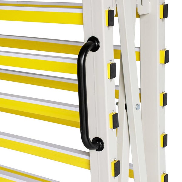 Detail einer Rollstuhlrampe mit Handlauf und gelben Markierungen