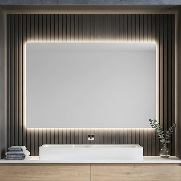 Rechteckiger Badspiegel mit LED-Hintergrundbeleuchtung vor einer Wand aus Holzlamellen über einem Waschbecken auf einem Waschtisch.