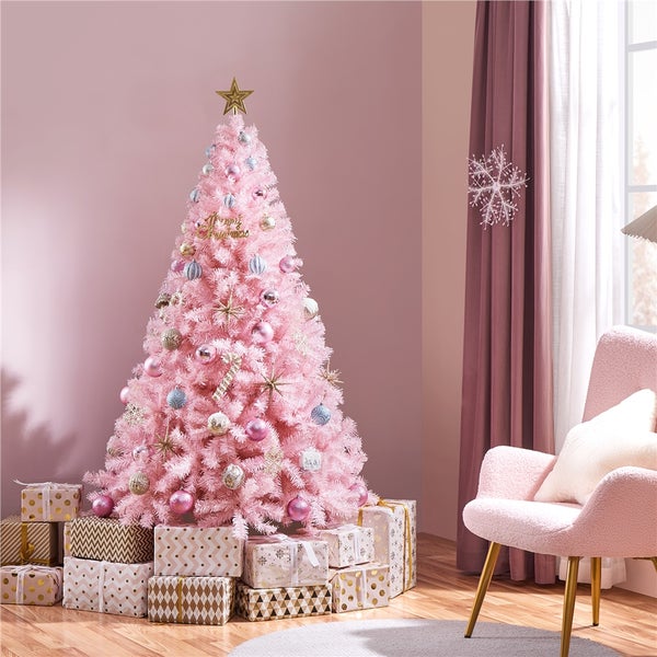 Rosa Weihnachtsbaum mit Ornamenten und Geschenken in einem Wohnzimmer.