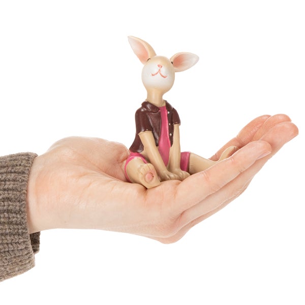 Dekorative Hasenfigur auf einer Hand