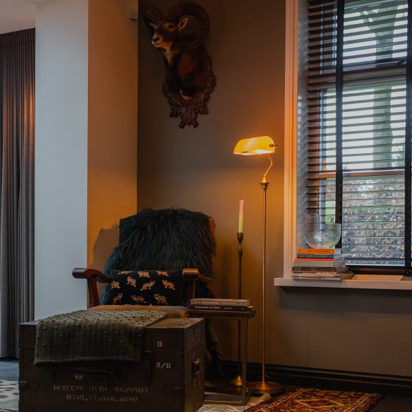 Gemütliche Leseecke mit Sessel, Stehlampe und Dekoration