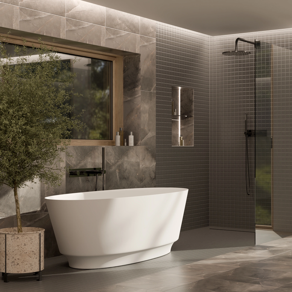 Modernes, helles Badezimmer mit freistehender Badewanne, begehbarer Dusche, Marmorfliesen, Mosaikfliesen und Pflanze im Topf.