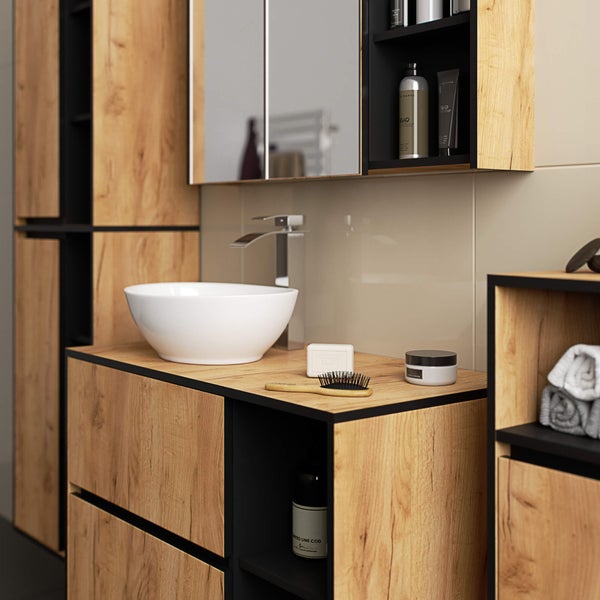 Badezimmer mit Waschtisch, Spiegel und Stauraum