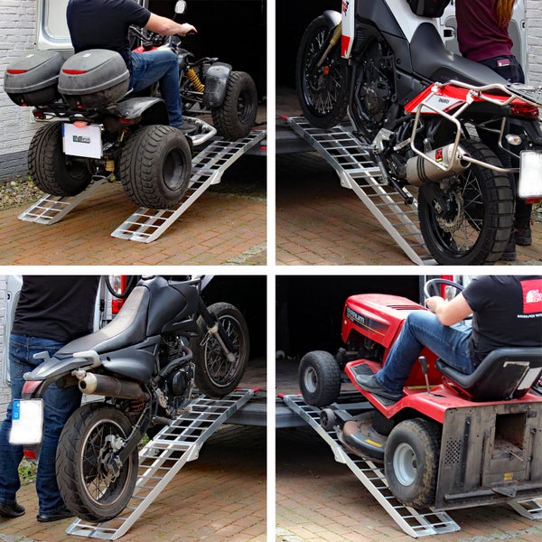 Verladerampen aus Aluminium im Einsatz beim Verladen eines Quads, Motorrädern und eines Rasentraktors in ein Fahrzeug.