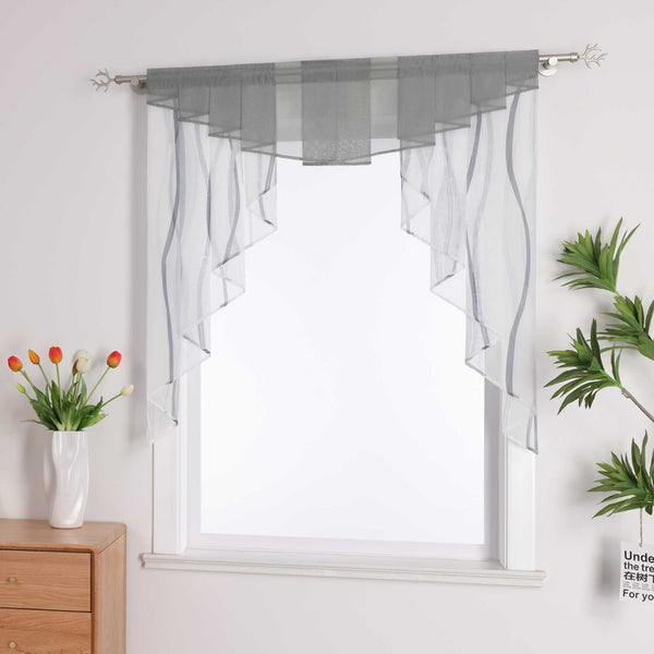Gardinenstore mit grauem Volant am Fenster