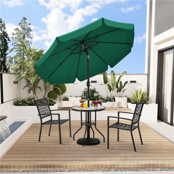 Gartenszene mit grünem Sonnenschirm, Gartentisch und zwei Gartenstühlen auf einer Holzterrasse