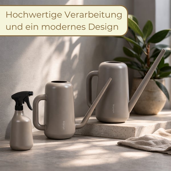 Zwei Gießkannen unterschiedlicher Größe und eine Sprühflasche im modernen Design mit Urbalive Logo für Zimmerpflanzen.
