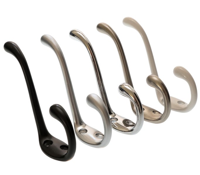 Mehrere Kleiderhaken aus Metall in verschiedenen Ausführungen