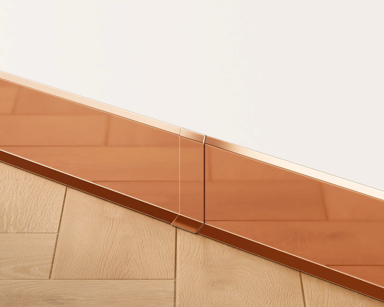 Detailansicht einer Wand mit Holzpaneelen und einer Metallbordüre