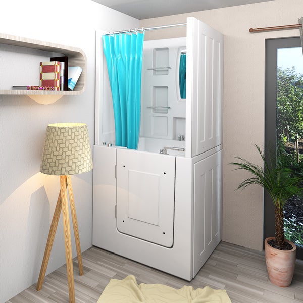 Moderne Sitzbadewanne mit Tür und blauem Duschvorhang in einem hellen Raum mit Stehlampe, Wandregal und Zimmerpflanze.