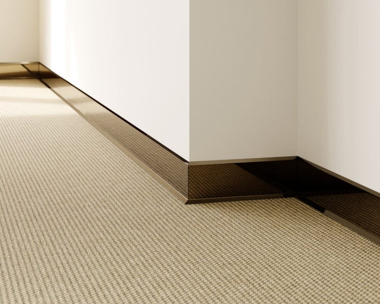 Sockelleisten aus Kunststoff an einer Wand mit Teppichboden