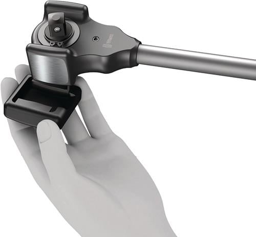 Ratsche mit Aufnahme in der Hand