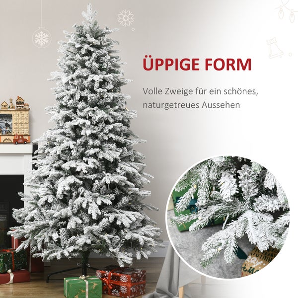 Weihnachtliche Dekoration mit beleuchtetem Baum, Kamin und Dekorationen auf dem Kaminsims.
