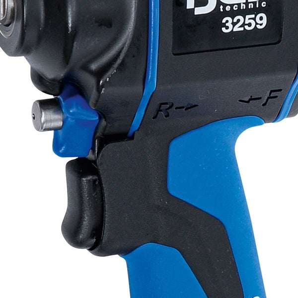 Eine Person benutzt einen Schlagschrauber, um ein Rad zu befestigen.