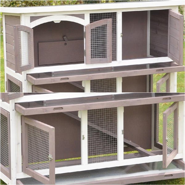 Modernes Badezimmer mit Dusche, Duschwanne und Armaturen vor einem Fenster mit Meerblick