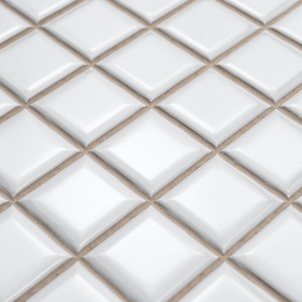 Quadratisches Mosaik mit gewölbten Fliesen in Rautenoptik