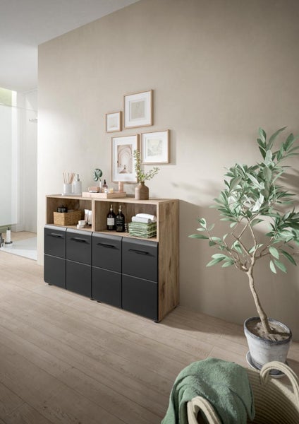Modernes Badezimmer-Sideboard mit Holzdekor-Korpus und anthrazitfarbenen Fronten, offene Regalfächer und geschlossene Schränke, helle Szenerie.