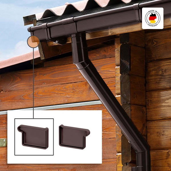 Endstück für Kastenrinne aus Kunststoff an einem Holzhaus montiert inklusive Herkunftssiegel Deutschland.