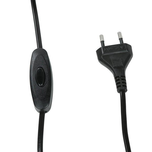 Schwarzes Stromkabel mit Schalter und Stecker