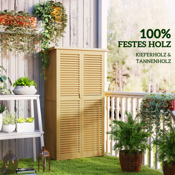 Hoher Gartenschrank aus Kiefern- und Tannenholz mit Lamellentüren auf einem hellen Balkon mit vielen Pflanzen.
