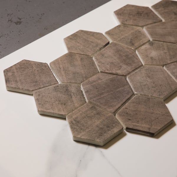 Sechseckige Fliesen mit Holzoptik auf einem Tisch