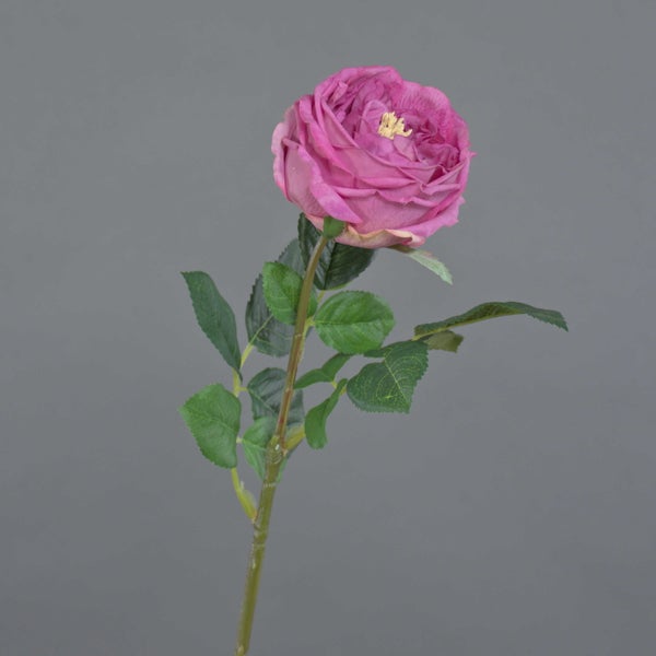 Künstliche Rose in Rosa mit grünem Stiel und Blättern.
