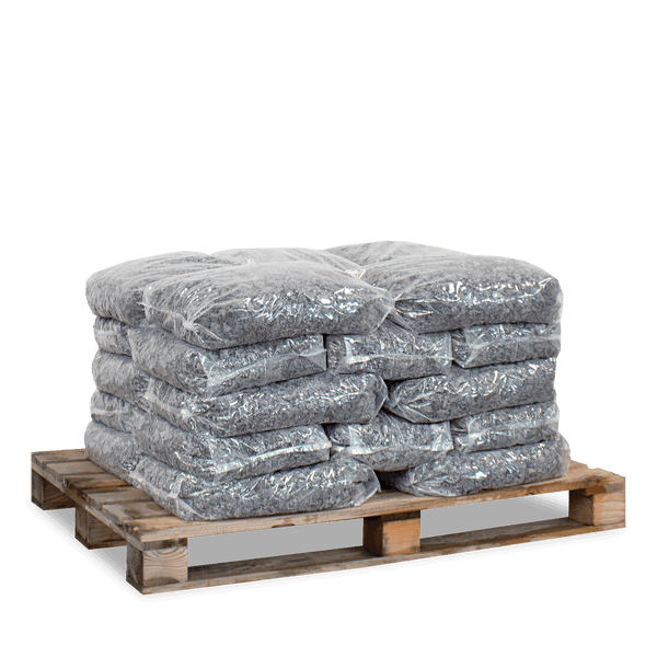 Stapel transparenter Säcke mit grauem Kies auf einer Holzpalette.