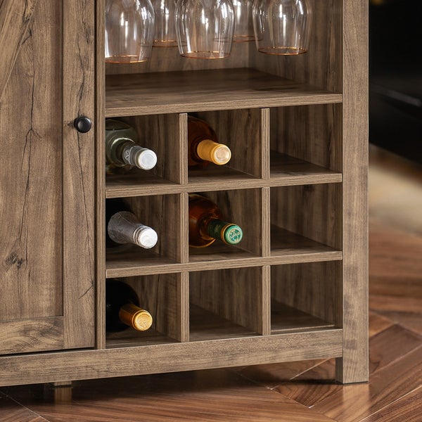 Weinregal aus Holz mit Fächern für Flaschen und Gläser