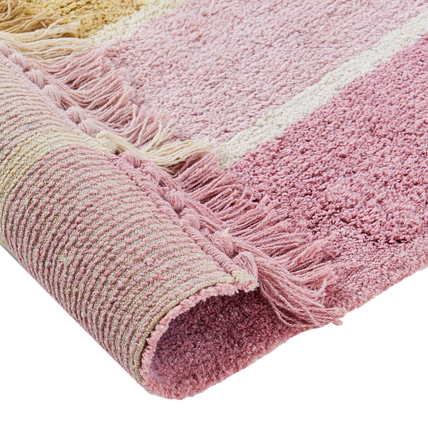 Gestreifter Badeteppich in Rosa und Beige mit Fransen, weiche Flor-Struktur und gewebte Unterseite.