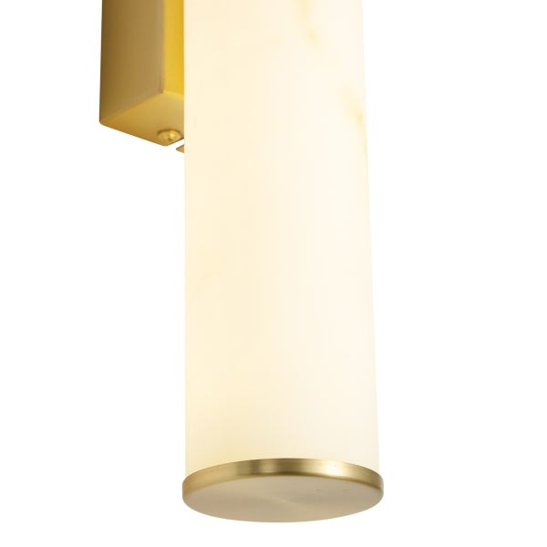 Moderne Wandleuchte in zylindrischer Form mit metallischer Halterung und strukturiertem Glasdiffusor für eine gleichmäßige Lichtverteilung.