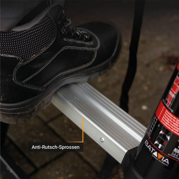 Sicherheitsschuh auf einer rutschhemmenden Aluminium-Sprosse einer Batavia Teleskopleiter.