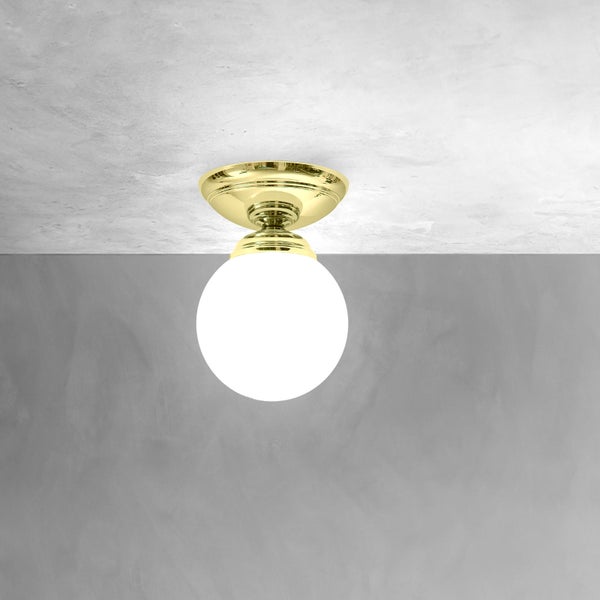 Deckenleuchte mit rundem, weissem Lampenschirm und goldfarbener Fassung