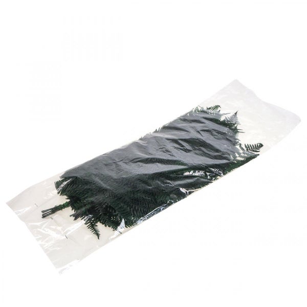 Künstlicher Farn im Plastikbeutel, Bündel aus Farnwedeln für die Dekoration.