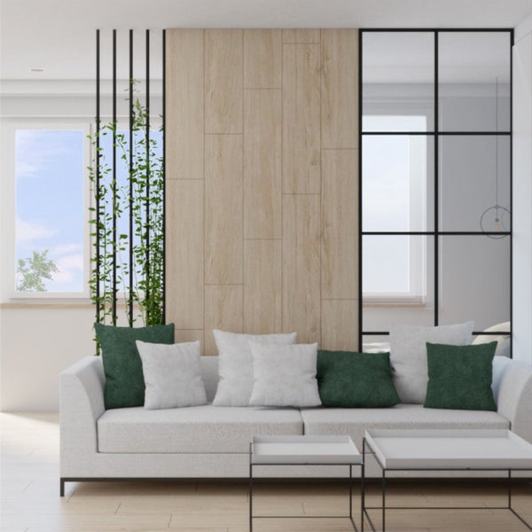 Wohnzimmer mit Sofa, Kissen, Couchtischen und Raumteiler