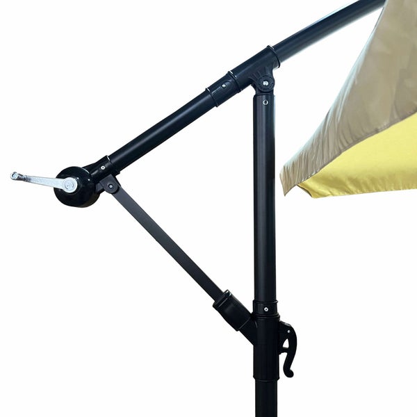 Detailansicht eines Sonnenschirms mit Kurbelmechanismus und einem Teil des Schirmdachs