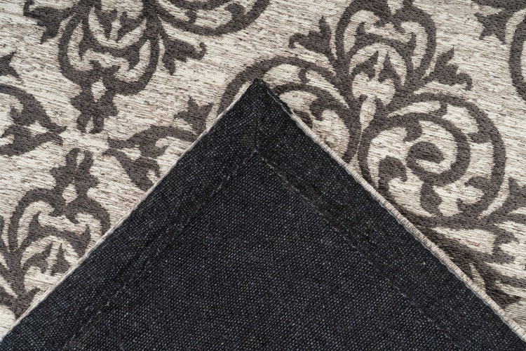 Nahaufnahme eines Teppichs mit Ornamentmuster und rutschfester Rückseite.