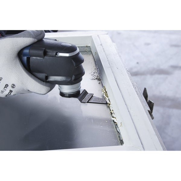 Mann schleift Wand mit einem Langhalsschleifer in einem Gebäude, Festool Logo