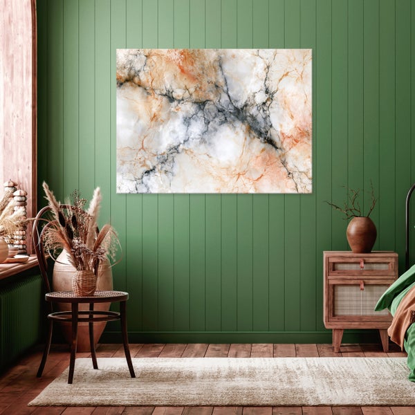 Wandbild mit Marmoroptik über einem Nachttisch in einem elegant eingerichteten Schlafzimmer mit grüner Wandtäfelung und Holzboden.