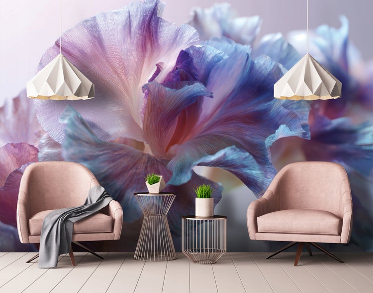 Wohnzimmer mit floraler Tapete, Sesseln und Beistelltischen