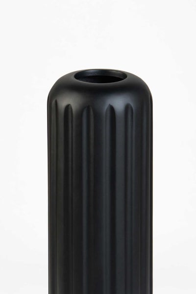 Schwarze matte Vase aus Keramik mit vertikalem Rillenprofil und abgerundeter Öffnung.