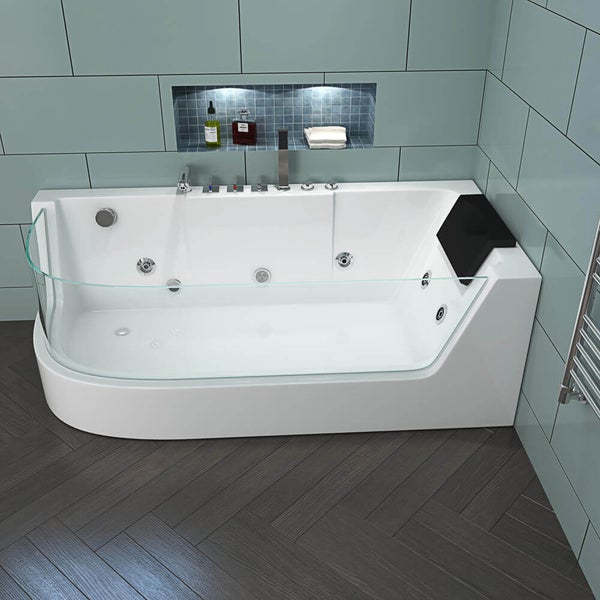 Moderne Eckwhirlwanne mit Glasduschwand, Kopfstütze und integrierten Armaturen in einem gefliesten Badezimmer mit Ablagefach in der Wand.